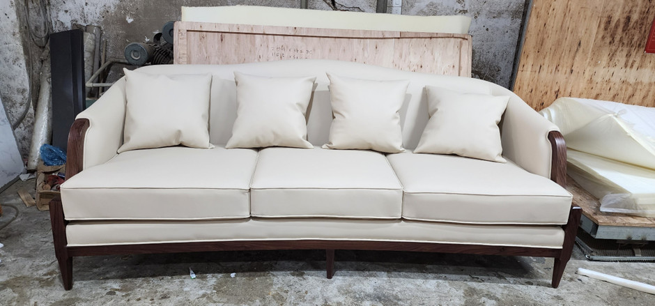 Sofa phòng khách có bền không? Nên mua sofa hay bàn ghế gỗ?